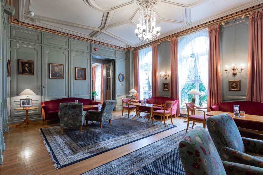 Salong i elegant stil på Oslo Militære Samfund.