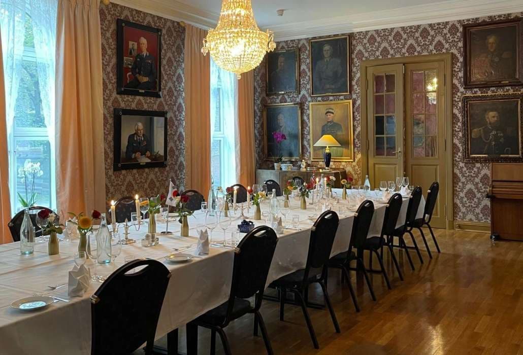Langbord dekket til bryllup.