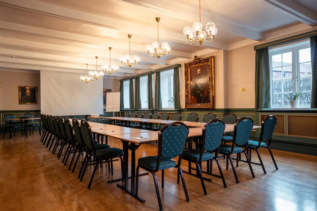 Bernadottesalen med langbord til konferanse.