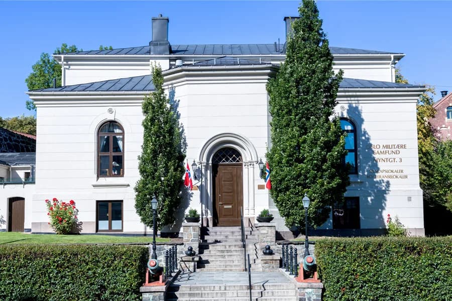Utenfor Selskapslokaler Oslo Militære Samfund.