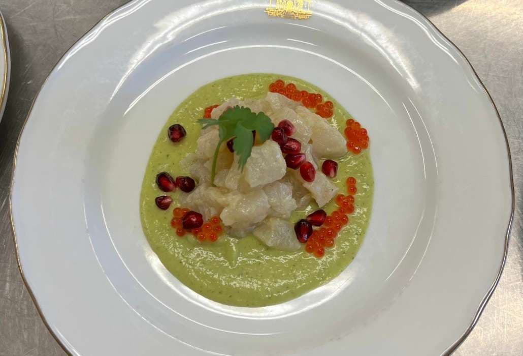 Tallerken med grønn puré, fisk og rogn