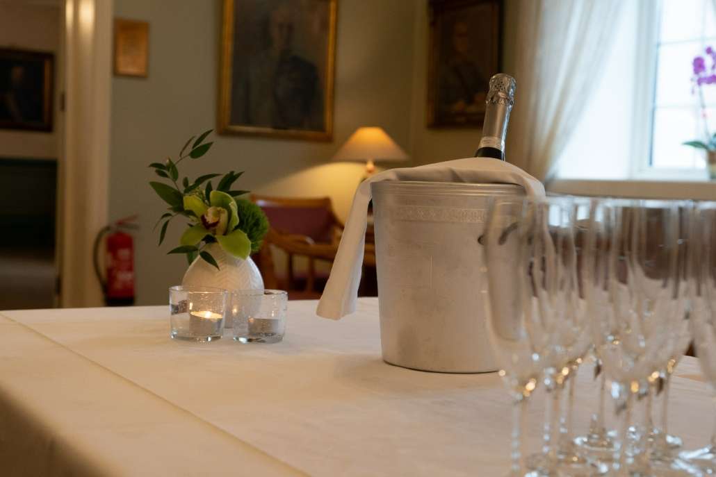 Dekket bord med glass og champagne.