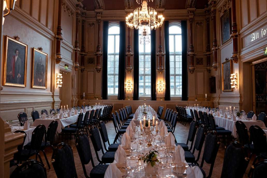 Store festsal dekket til bryllup.