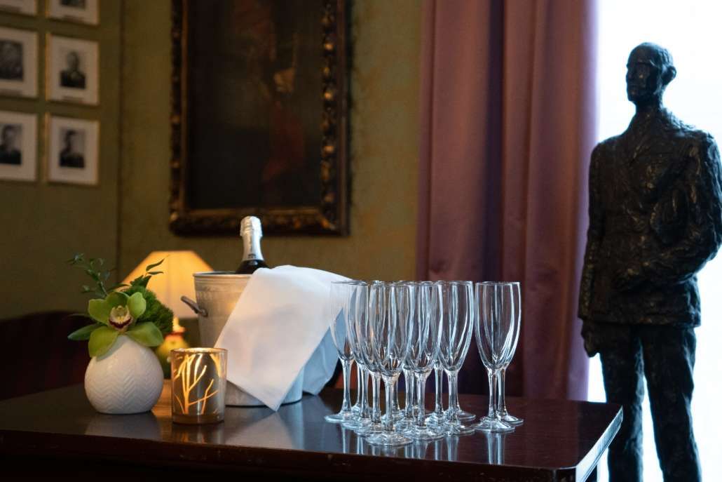 Bord med champagneglass og champagne.