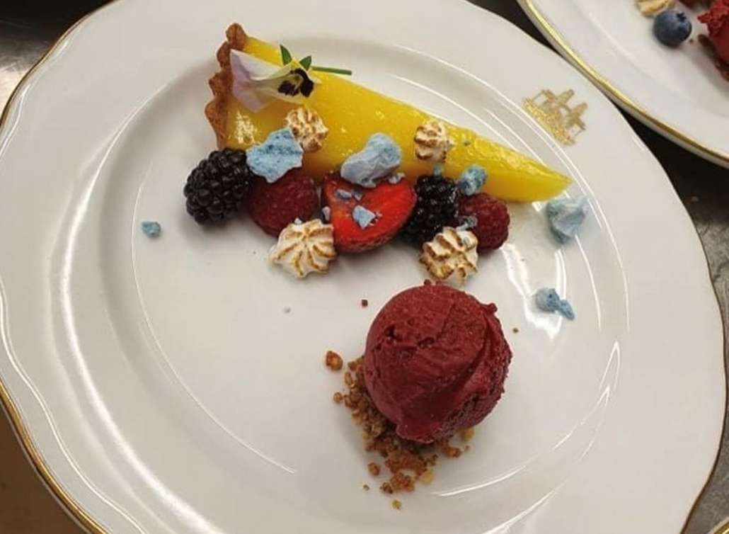 Gul kake dandert pent på tallerken med pynt.